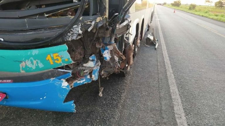 CARRO INVADE PISTA CONTRÁRIA, ATINGE ÔNIBUS E MATA DUAS PESSOAS, EM ARAGARÇAS (GO)