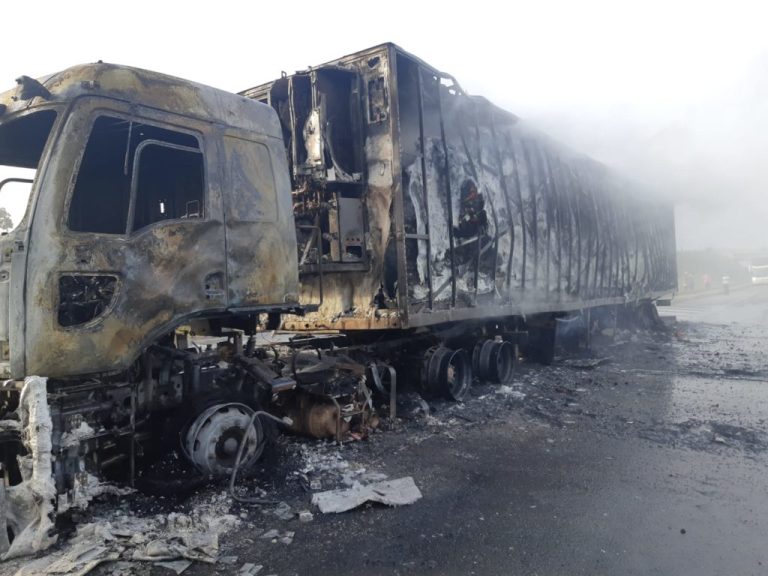 CARRETA COM FRANGOS CONGELADOS PEGA FOGO E INTERDITA BR-050, EM CATALÃO