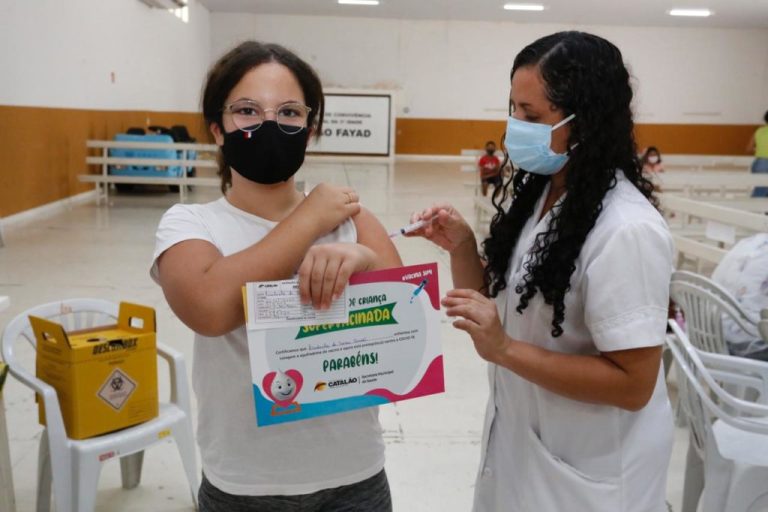 SAÚDE DE CATALÃO SEGUE VACINANDO CONTRA COVID-19 CRIANÇAS DE 5 A 11 ANOS NESTA SEXTA; ADULTOS RECEBEM 3ª E 4ª DOSE