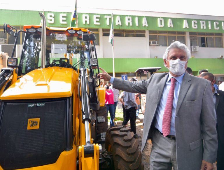 COM MECANIZA CAMPO, GOVERNO DE GOIÁS ENTREGA 740 MÁQUINAS AOS MUNICÍPIOS E POSSIBILITA EM INFRAESTRUTURA RURAL