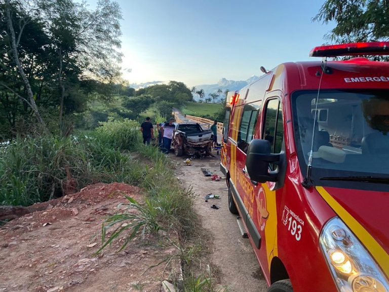 DESCONTROLADO, CAMINHÃO BATE EM CARRO E FERE MOTORISTA EM PONTE PERTO DE CATALÃO