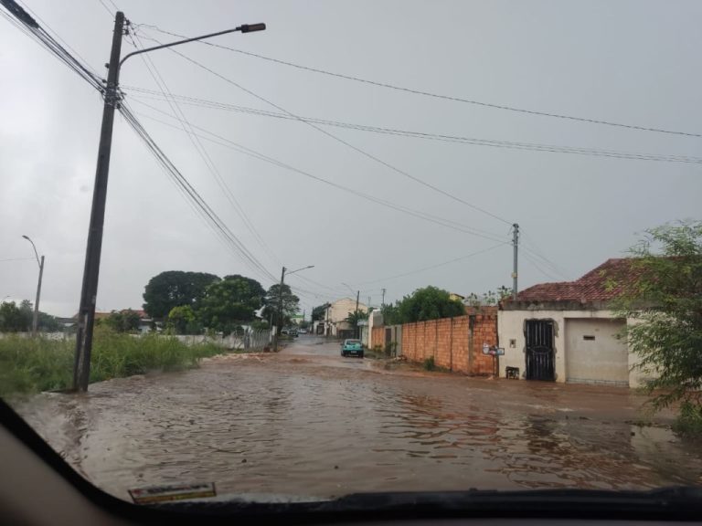 CATALÃO CHOVE MAIS DE 15MM EM 20 MINUTOS E PROVOCA ALAGAMENTOS