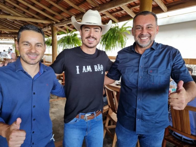 DIGITAL INFLUENCER JACQUES VANIER SE DIVERTE NAS BELEZAS DO LAGO AZUL DE TRÊS RANCHOS