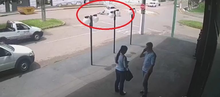 VÍDEO: MULHER E BEBÊ SÃO ARREMESSADOS DE DENTRO DE FUSCA APÓS PORTA ABRIR EM ROTATÓRIA DE CATALÃO
