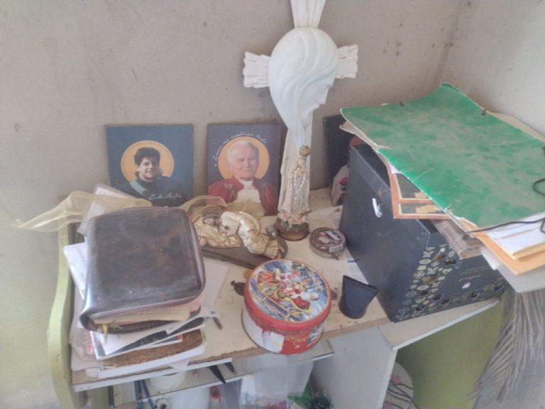HOMEM É PRESO POR FURTAR FLORES E CRUCIFIXOS EM CEMITÉRIO DE URUAÇU