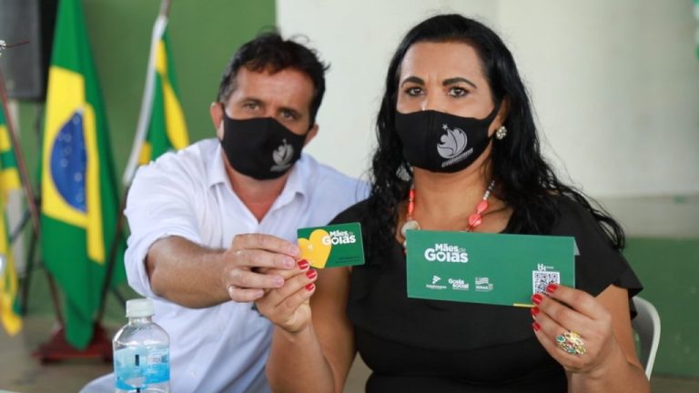GOIANDIRA: SECRETARIA DE ASSISTÊNCIA SOCIAL E GOVERNO DE GOIÁS ENTREGAM 57 CARTÕES DO PROGRAMA MÃES DE GOIÁS
