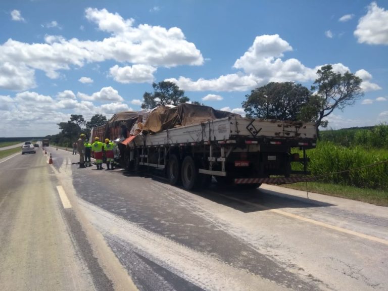COLISÃO TRASEIRA MATA MOTORISTA DE 42 ANOS DE IDADE NA BR-050, EM CAMPO ALEGRE DE GOIÁS