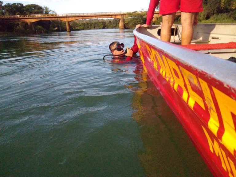 BOMBEIROS DE CATALÃO ENTRAM NO 2º DIA DE BUSCAS POR JOVEM QUE DESAPARECEU NO RIO SÃO MARCOS