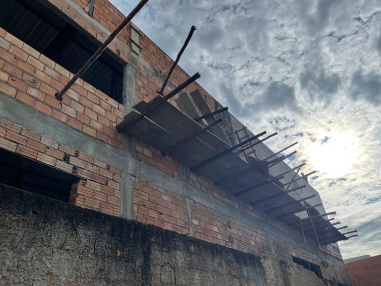 PEDREIRO DE 60 ANOS DE IDADE FICA FERIDO AO CAIR DE ANDAIME DE 5 METROS DE ALTURA, EM CATALÃO