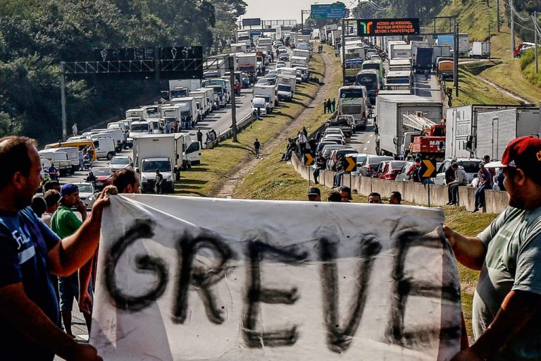 GRUPOS DE CAMINHONEIROS AMEAÇAM PARALISAÇÃO
