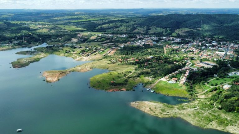 NÍVEL DO LAGO DE TRÊS RANCHOS ULTRAPASSA OS 65%; SHOW DE LAUANA PRADO E FINS DE TARDE NA PRAINHA ESTÃO PROGRAMADOS PARA O FERIADO DA SEMANA SANTA