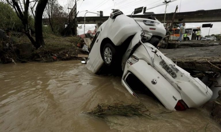 FORTES CHUVAS DEIXAM 15 MORTOS NO ESTADO DO RIO DE JANEIRO