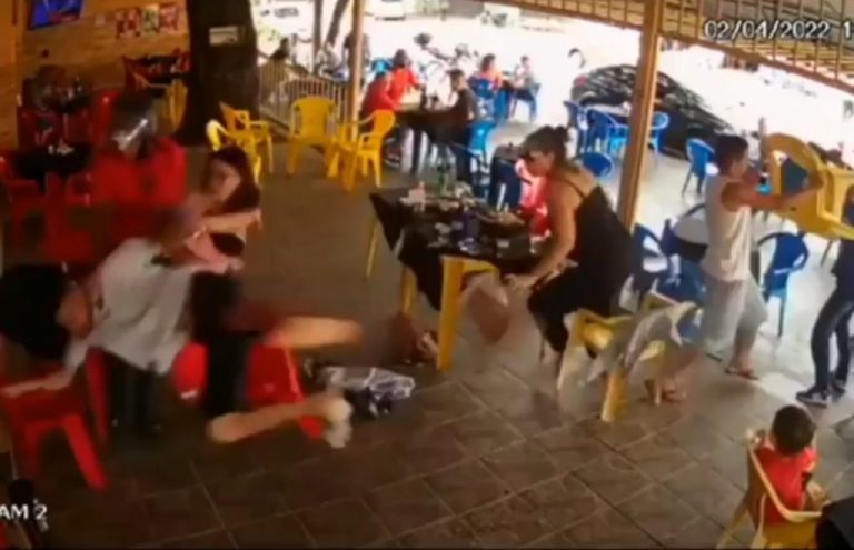 TORCEDORES INVADEM BAR E ATACAM HOMEM COM CAMISA DO GOIÁS, EM GOIÂNIA