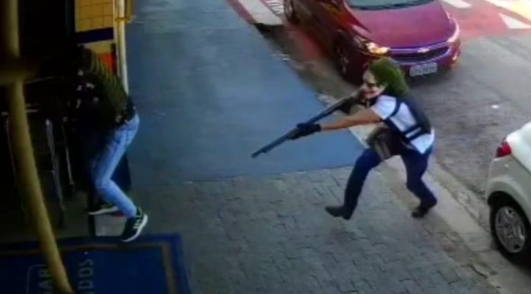 QUADRILHA FORTEMENTE ARMADA E MASCARADA ASSALTA SUPERMERCADO DE SOROCABA