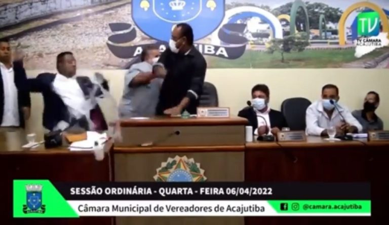 VEREADORES SAEM NOS TAPAS DURANTE SESSÃO NA CÂMARA DE ACAJUTIBA-BA