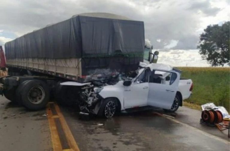 GRAVE ACIDENTE ENTRE CAMINHONETE E CAMINHÃO DEIXA TRÊS MORTOS NA BR-020, EM GOIÁS