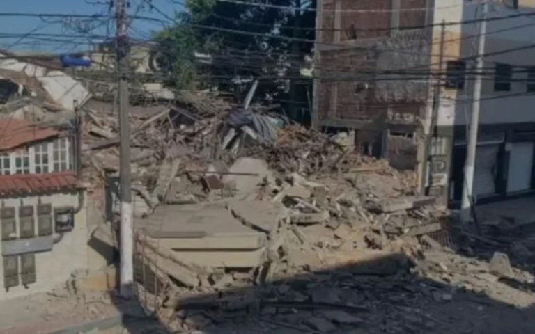 PRÉDIO DESABA APÓS EXPLOSÃO E DEIXA MORADORES SOB OS ESCOMBROS, NO ES