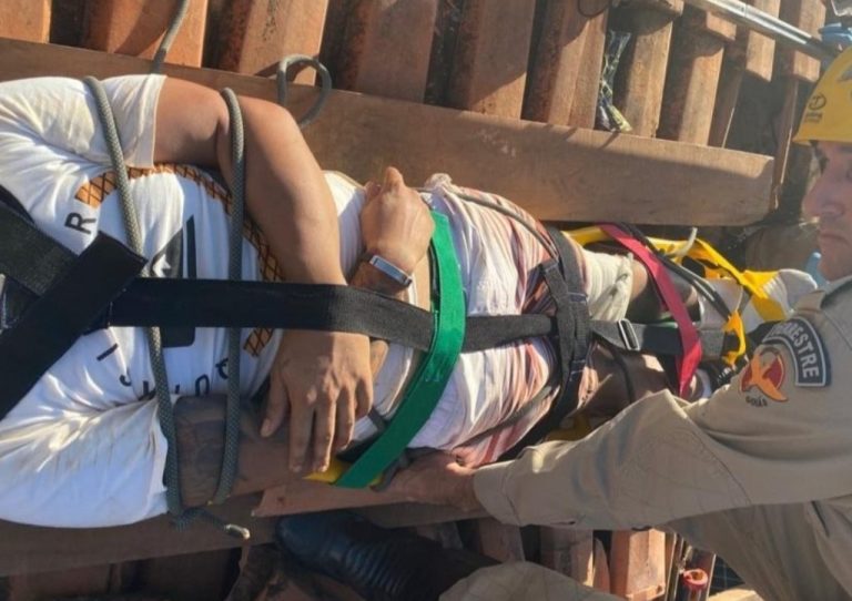 HOMEM LEVA CHOQUE E FICA COM PERNA PRESA EM CIMA DE TELHADO, EM CATALÃO