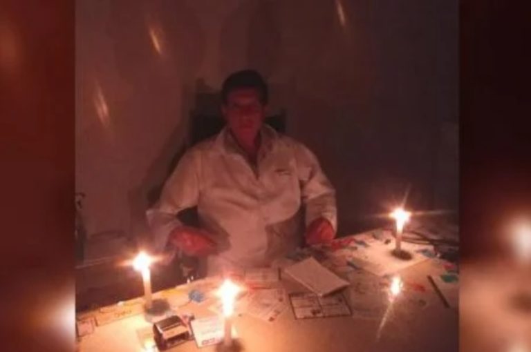 FALTA DE ENERGIA: MÉDICO ATENDE PACIENTES À LUZ DE VELAS EM NIQUELÂNDIA (GO)
