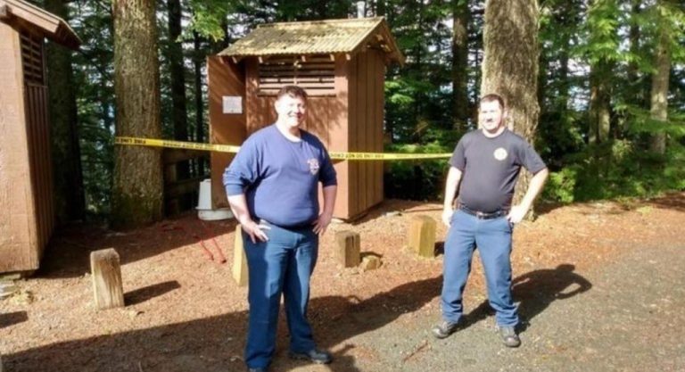 MULHER FICA PRESA EM BURACO DE VASO SANITÁRIO AO TENTAR RECUPERAR CELULAR