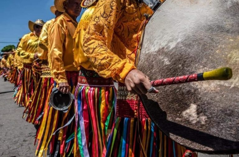 CAIADO ASSINA RECONHECIMENTO DAS CONGADAS DE CATALÃO COMO BEM IMATERIAL; ENTENDA
