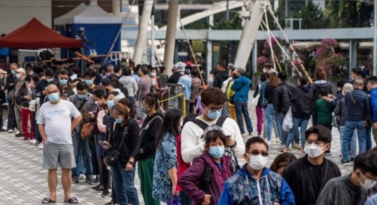 CONTÁGIOS E MORTES POR COVID NO MUNDO CAEM 20% EM UMA SEMANA