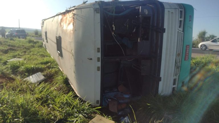 ÔNIBUS COM MAIS DE 20 PESSOAS TOMBA NA BR-060, EM INDIARA