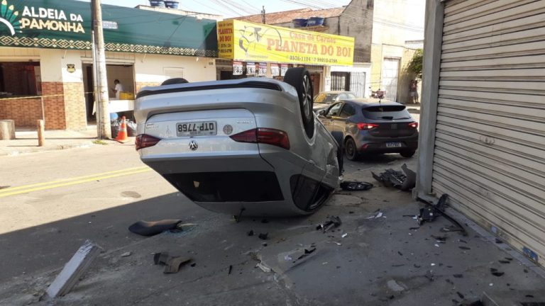 MOTORISTA IGNORA ‘PARE’, MATA MOTOCICLISTA E CAPOTA CARRO EM GOIÂNIA