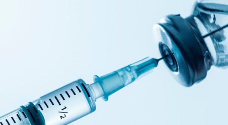 ADOLESCENTES E IDOSOS SÃO CONVOCADOS PARA RECEBEREM 1ª DOSE E REFORÇOS DE VACINAS CONTRA COVID-19 NESTA TERÇA