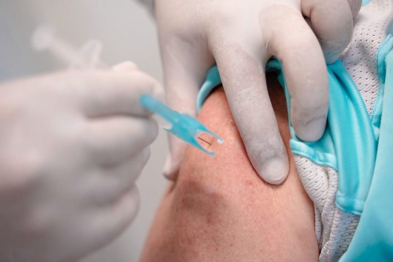 COVID-19: CRIANÇAS, ADOLESCENTES E IDOSOS ESTÃO SENDO VACINADOS NESTA QUARTA-FEIRA