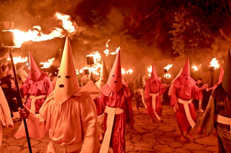 “ESTAMOS VOLTANDO A REALIDADE, SAINDO DE UM PESADELO COM ESSE MOMENTO DE CONFRATERNIZAÇÃO”, DIZ RONALDO CAIADO NA RETOMADA DA PROCISSÃO DO FOGARÉU