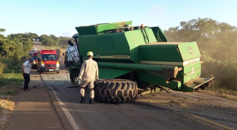 COLISÃO ENTRE CARRETA E COLHEITADEIRA DEIXA DOIS HOMENS FERIDOS NA GO 330 ENTRE URUTAÍ E IPAMERI; USUÁRIO DE RODOVIA FLAGRA MÁQUINA CIRCULANDO ENTRE OUVIDOR E TRÊS RANCHOS