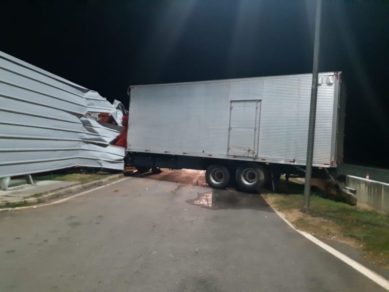 MOTORISTA DORME E BATE CAMINHÃO NA PAREDE DA BASE DA CONCESSIONÁRIA DA BR-050