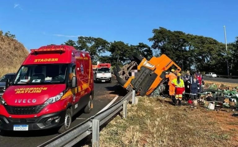 CARRETA CARREGADA COM CERVEJA TOMBA E MOTORISTA MORRE NA BR-050, EM ARAGUARI-MG