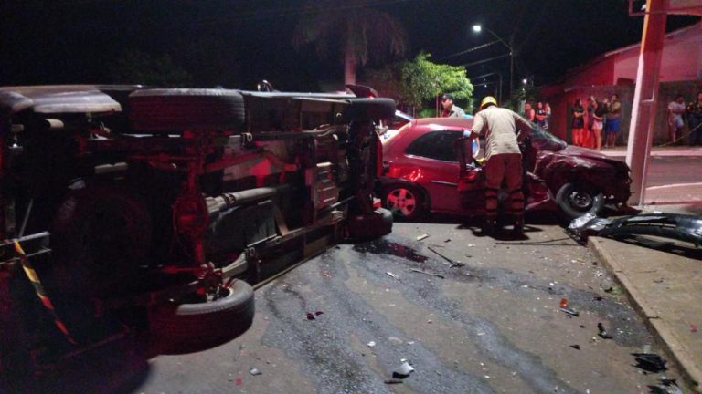 TRISTEZA: COLISÃO ENTRE CAMINHONENTE E CARRO EM AVENIDA PRINCIPAL DE OUVIDOR MATA JOVEM DE 32 ANOS IDADE
