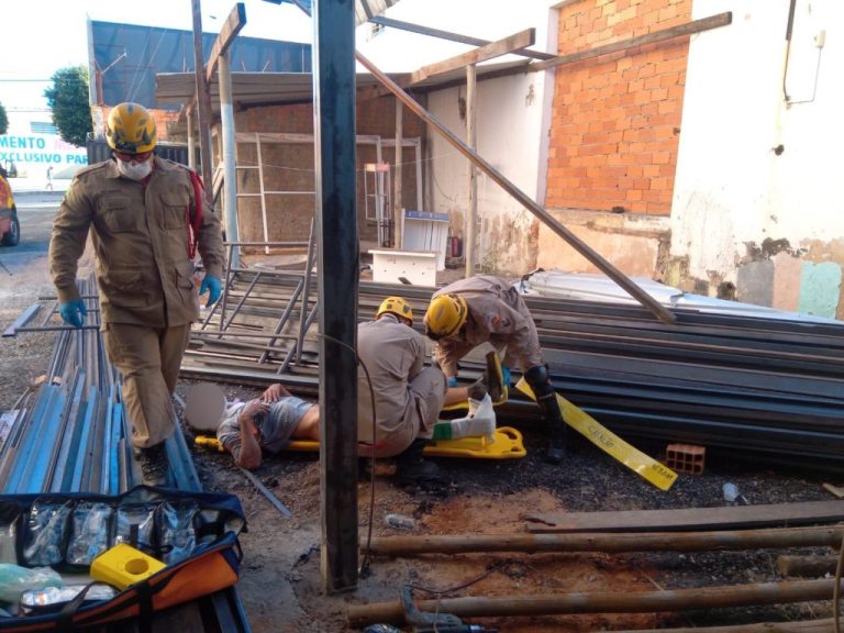 SERRALHEIRO DE 58 ANOS DE IDADE SOFRE FRATURA NOS PÉS AO CAIR DE TELHADO DE GALPÃO