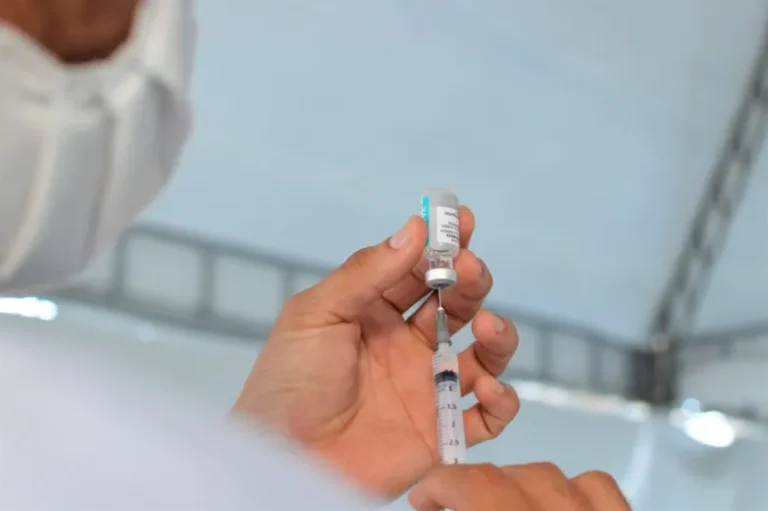 SAÚDE DE CATALÃO SEGUE APLICANDO DOSES DE VACINAS CONTRA COVID-19 EM CRIANÇAS, ADOLESCENTES E IDOSOS NESTA QUINTA-FEIRA