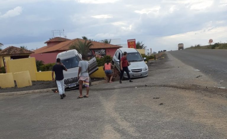APÓS COLISÃO ENTRE DOIS VEÍCULOS E UMA MOTO, CARROS PARAM NA PORTA DE MOTEL; FINAL SEMANA EM CATALÃO FOI MARCADO PELOS ACIDENTES