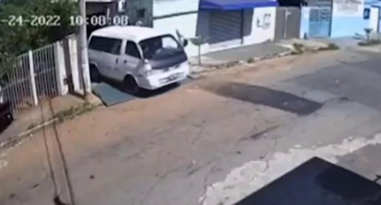 CRIANÇA DE 4 ANOS “PILOTA” VAN, DERRUBA PORTÃO E INVADE A RUA, EM GOIÂNIA
