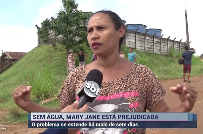 MULHER RECLAMA DA FALTA DE ÁGUA E VIRALIZA: “NÃO LAVO A MARY JANE”