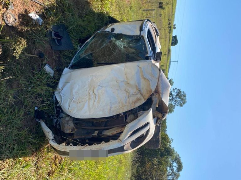 ACIDENTE FATAL: CAMINHONETE CAPOTA E MOTORISTA MORRE AO SER LANÇADO PARA FORA, NA GO-405, EM CUMARI