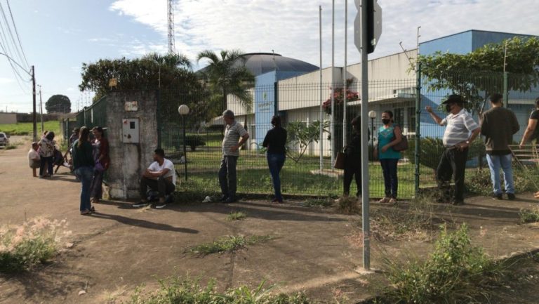 FILA SE FORMA NA PORTA DO TRE DE CATALÃO NO ÚLTIMO DIA PARA TIRAR OU REGULARIZAR O TÍTULO DE ELEITOR; EMISSÃO E REGULARIZAÇÃO PODEM SER FEITAS NO SITE DO TSE