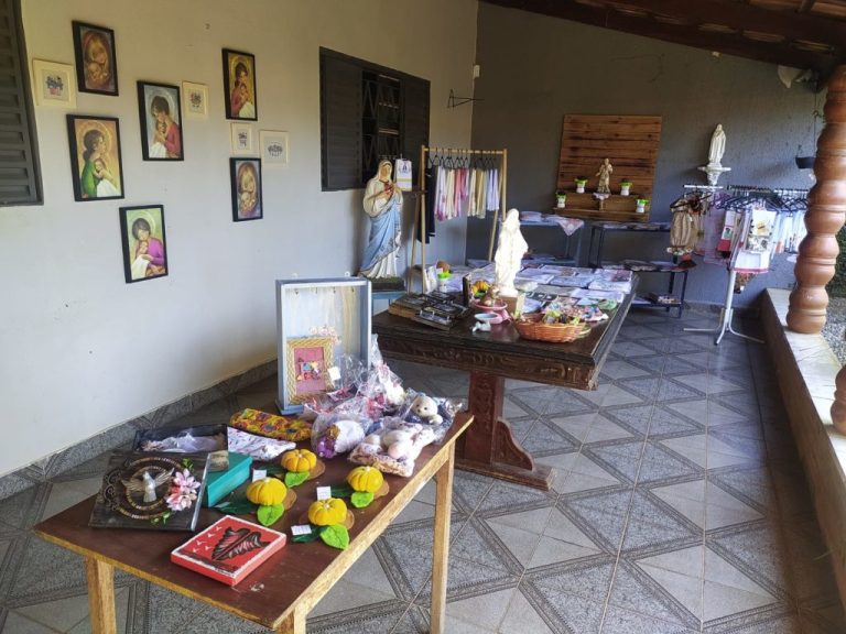 FEIRINHA DE ARTESANATO DA CASA DE MARIA ESTÁ ACONTECENDO HOJE; PARTICIPE E AJUDE O TRABALHO SOCIAL CONTINUAR