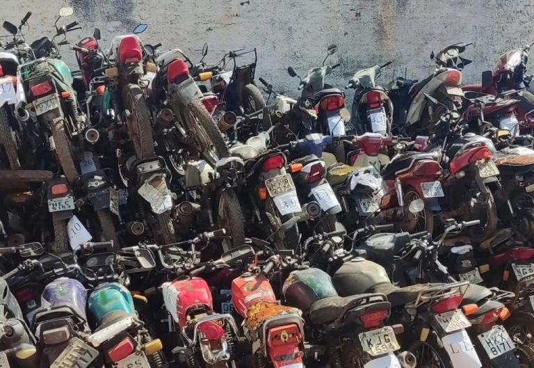 CATALÃO: POLÍCIA FAZ FORÇA-TAREFA PARA LIMPAR PÁTIO COM CERCA DE 200 VEÍCULOS RETIDOS