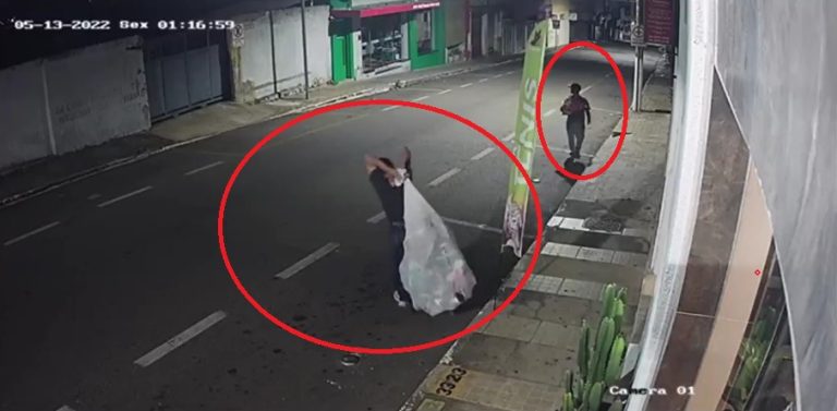 DUPLA FAZ LIMPA EM LOJA DE SAPATOS E CUSTAM A CARREGAR SACO PELAS RUAS DO CENTRO DE CATALÃO