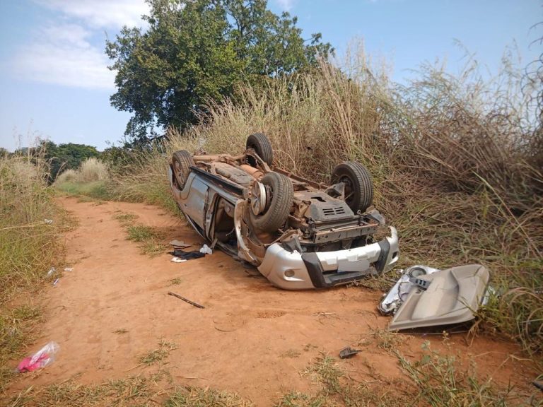 CONDUTOR PERDE O CONTROLE, SAÍ DA PISTA, E CAPOTA VEÍCULO NA BR-050 NO FINAL DA MANHÃ DESTE SÁBADO; DUAS PESSOAS FICARAM FERIDAS