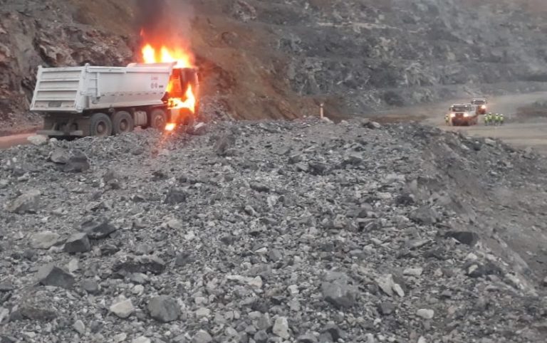 CAMINHÃO BASCULANTE QUE TRANSPORTA O NIÓBIO DA MINA BOA VISTA PARA BRITADOR PEGOU FOGO NA TARDE DESTE SÁBADO (14)