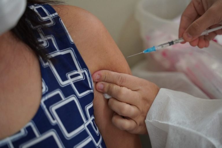 COM QUEDA NAS TEMPERATURAS E PROXIMIDADE DE INVERNO, GOVERNO DE GOIÁS CONVOCA POPULAÇÃO A SE VACINAR