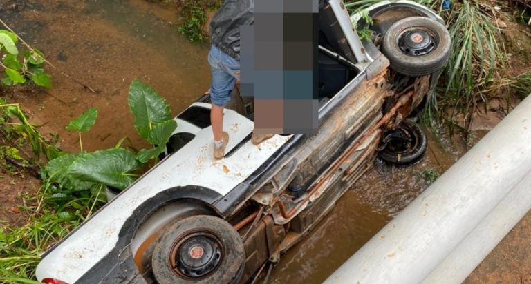 IDOSA MORRE APÓS PICAPE DESGOVERNADA CAIR DE CIMA DE PONTE DE APROXIMADAMENTE DE 4 METROS  DE ALTURA, EM NOVA AURORA DE GOIÁS