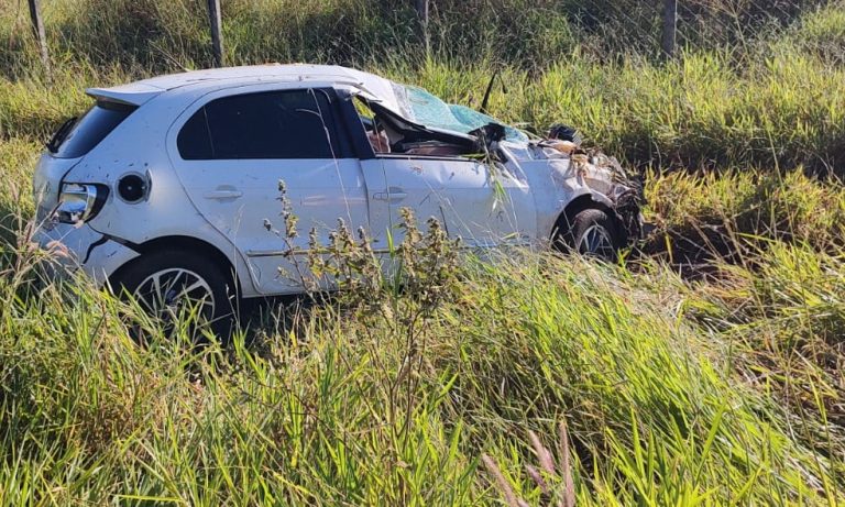 JOVEM FICA FERIDO EM CAPOTAMENTO NA GO 330 ENTRE CATALÃO E OUVIDOR
